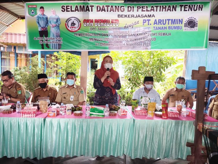 TB Ketua Dekranas Tutup Pelatihan Tenun Pagatan