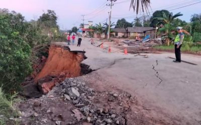 Jalan Provinsi di Desa Satui Barat Longsor, Arus Lalu Lintas Dialihkan Sementara ke Jalan Alternatif